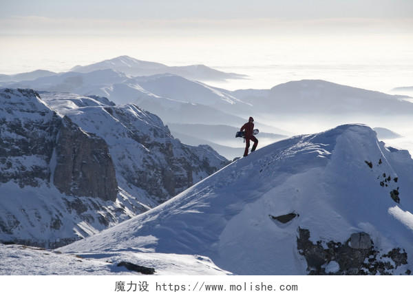 年轻人在美丽的冬季风景中滑雪罗马尼亚布塞吉山